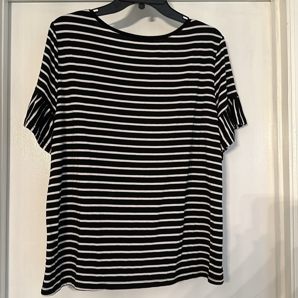 Ladies top - Picture 3 of 3